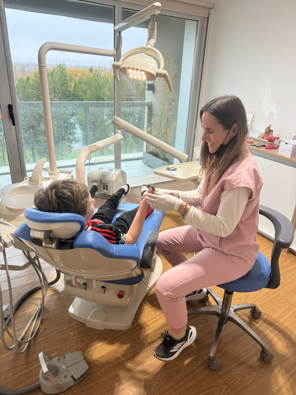 Profesional atendiendo en Dentus